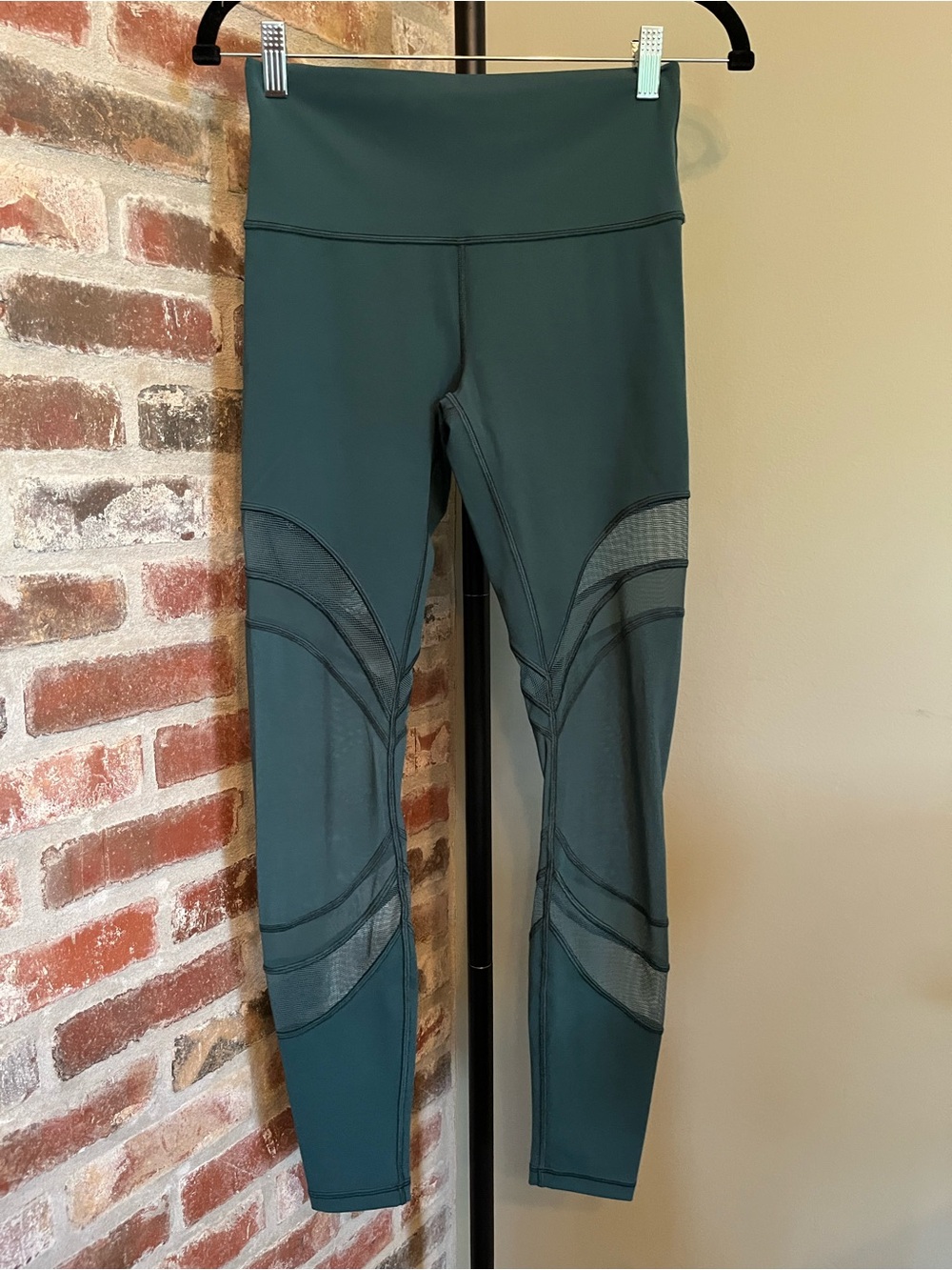 Lululemon Seek The Heat Tight *28"
Green Jasper | size 6